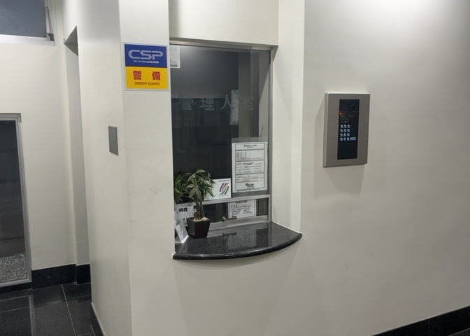 受付はマンションコンシェルジュがいる場合もあれば、管理人が滞在する小部屋を総称して呼ぶことがあります。主にエントランスに設置されていることから、防犯面でも期待ができます。防犯設備がない場合はより安心！