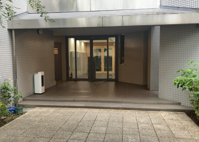 ラウンジは、マンションの共用スペースに椅子やテーブルなどを配置した利用者が寛げる空間です。屋内型ラウンジと屋外型ラウンジがあります。共用部分の管理状況と合わせて、詳細については現地でご確認ください。