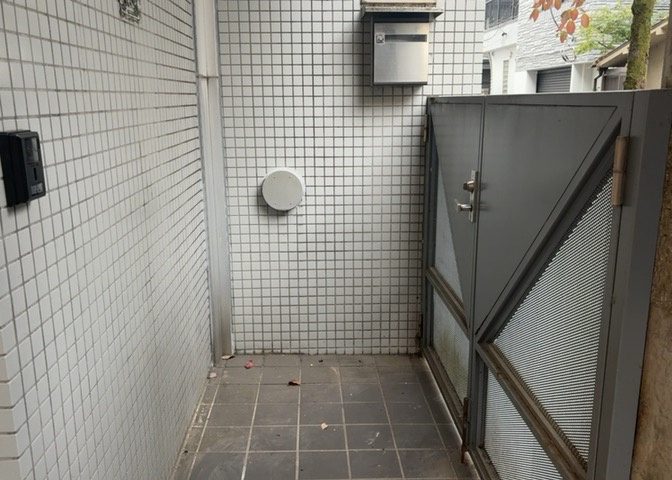 共有部分は、住民なら誰もが使える設備のこと。例えば駐車場やエレベーター、インターネット設備、セキュリティ設備などがあります。他にも、マンションの廊下・外部階段やエントランス・ゴミ置き場などがあります。