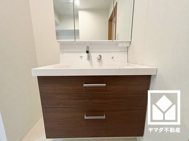 収納付きでスッキリお使い頂ける3面鏡の洗面台です。洗面ボウルが広めなので、忙しい朝でも身支度がしやすく時短になります。