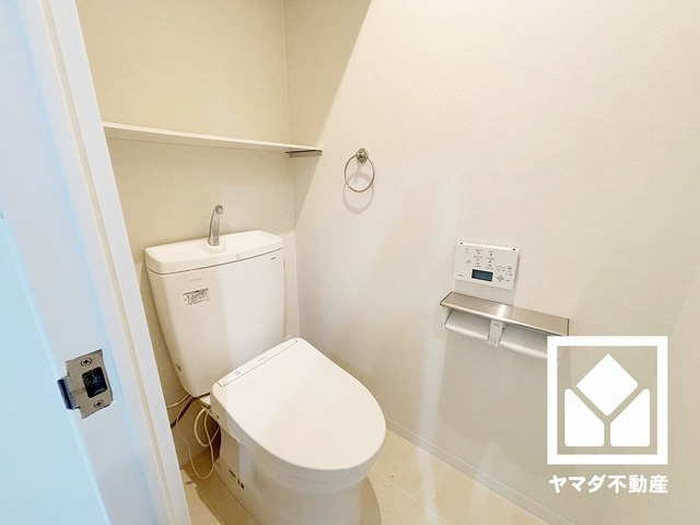 明るく清潔感溢れるトイレです。2連トイレットペーパーホルダーなのでお取替えの手間が軽減できます。
