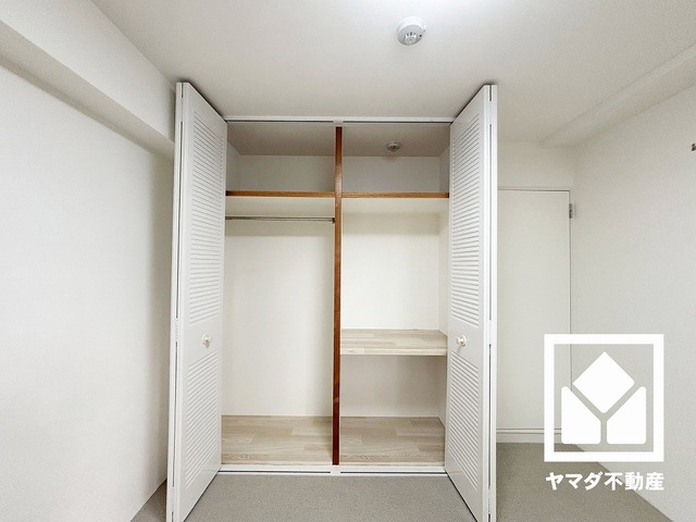 約5.5帖の洋室です。全居室に収納がございますので、お部屋の広さを最大限に活用できます。