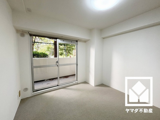 バルコニーにつながるお部屋で、通風・陽当たり良好。