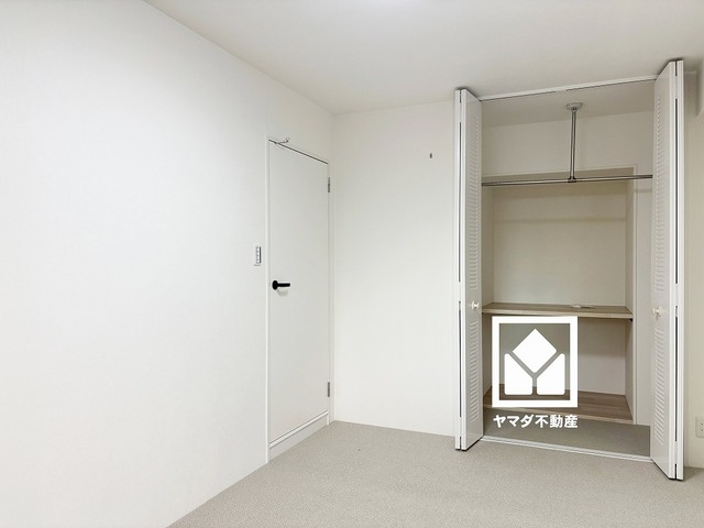 洋室は防音性、保温性に優れたカーペット敷き詰め。防滑性、クッション性も高く、お子様やご高齢の方も過ごしやすい安全なお部屋となっております。