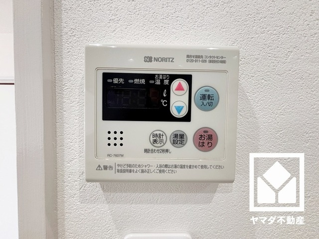 突然の来訪時でも安心なモニター付きインターホンを完備。お留守番中のお子様でも簡単に来訪者の確認ができます。ボタン1つで自動でお湯張りができるオートバス機能付き。