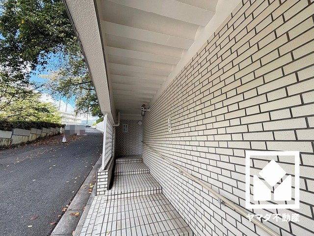 敷地内に屋外平面式・屋内機械式駐車場を完備（月額13、000円）。現在、駐車場に空きがございます。空き状況は変動いたしますので、詳細は弊社スタッフまでお気軽にお問い合わせください。