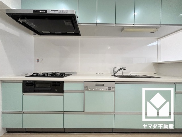 キッチンは空間を有効活用できる壁付けタイプ。キッチン横にはカウンターがございますので、配膳や片付けがしやすいです。