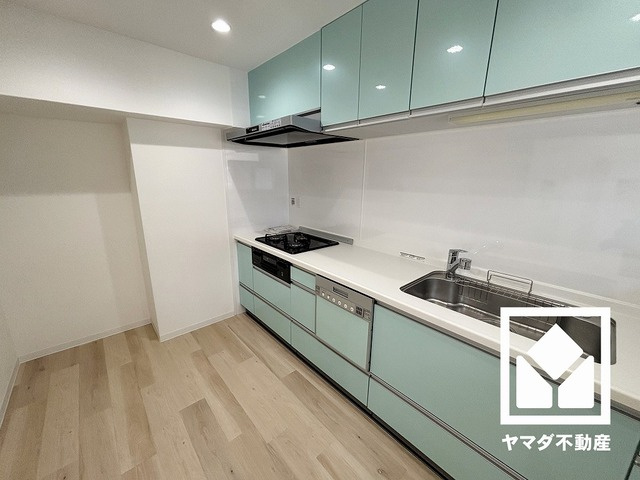 広々としておりお料理がはかどりそうなキッチンです。毎日の家事の負担を軽減でき、水道代の節約にもなる食器洗乾燥機付き。