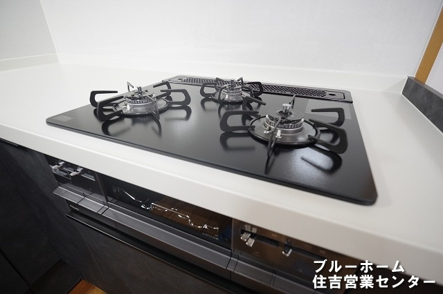 お料理が楽しくなる3口コンロ・グリル付き！