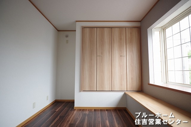約5帖の洋室です！お部屋には収納や出窓があります！