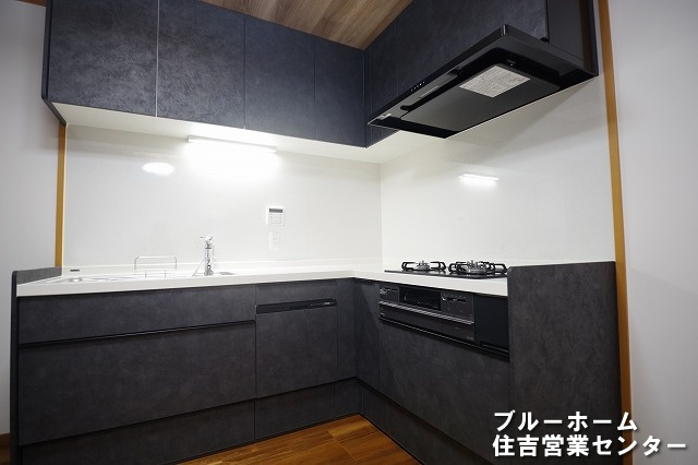 3口コンロ・食洗機等、設備充実のシステムキッチンです！