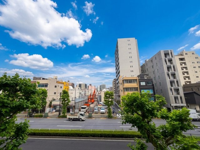 手を伸ばせば、ふれることが出来そうな環境が、そのままインテリアになったような印象です。その豊かな眺望にふさわしい空間には、通風・採光にも優れ、心地よい光と風があふれています