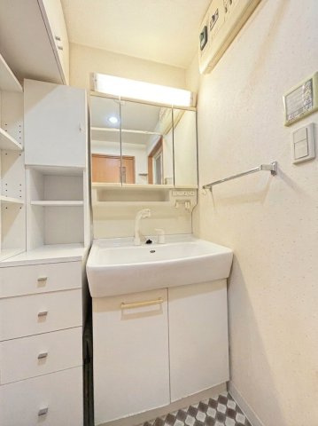 【洗面化粧台】洗面化粧台には三面鏡を採用。身だしなみを整えやすい事はもちろんですが、鏡の後ろに収納スペースを設ける事により、散らかりやすい洗面スペースをすっきりさせる事が出来るのも嬉しいですね