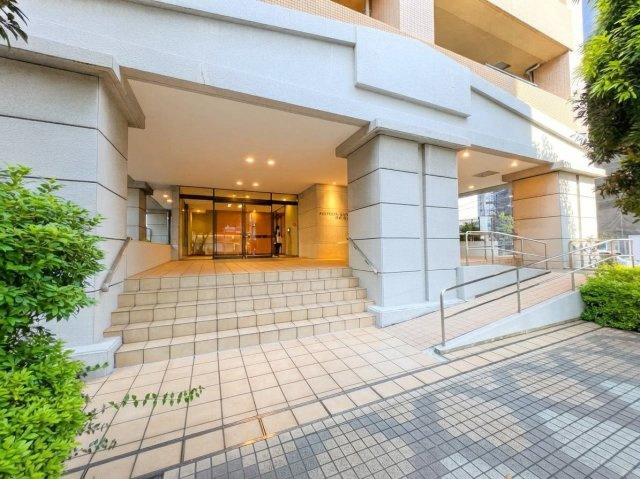 ・高級感あるエントランス部分になります。オートロックのマンションです。