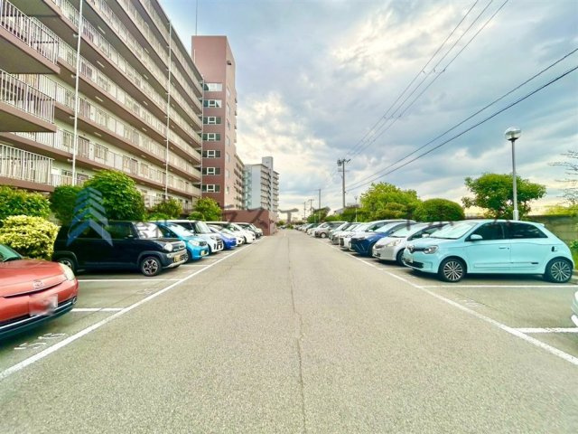 平面駐車場♪通路広々で駐車し易そうです♪