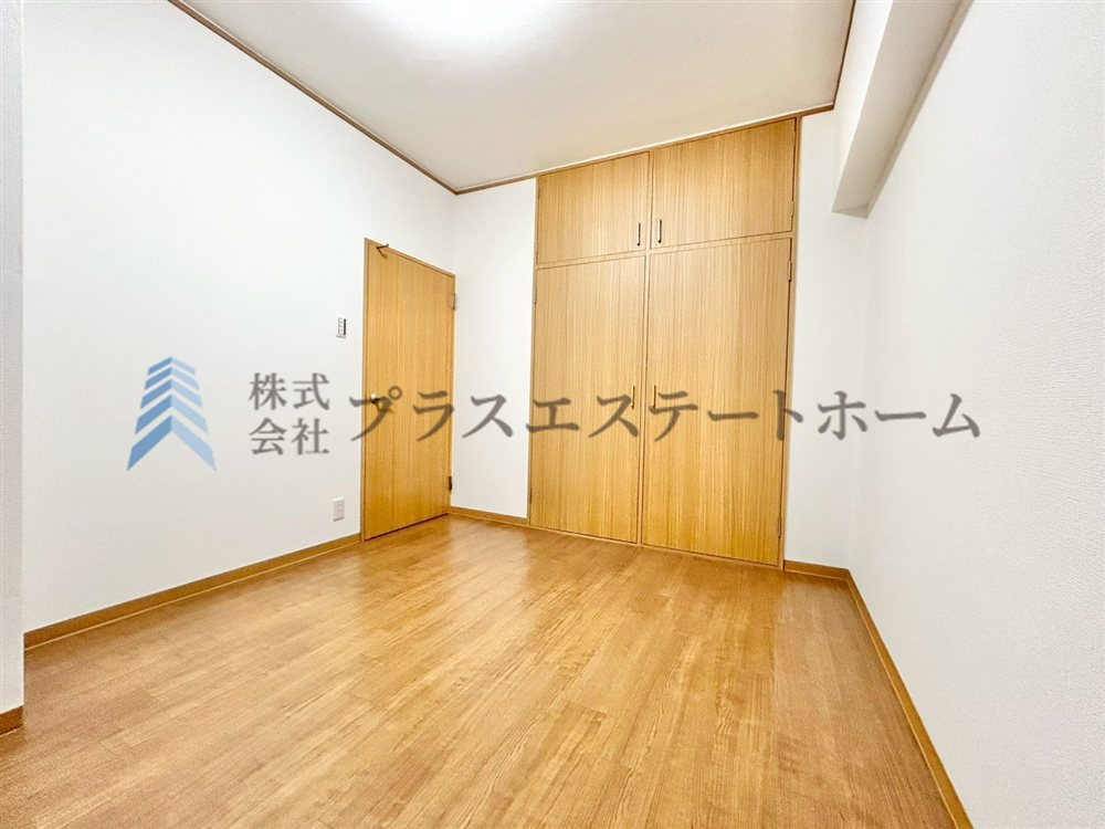 北側の洋室ですが採光良好です♪カーペットからフローリングに変わりました♪