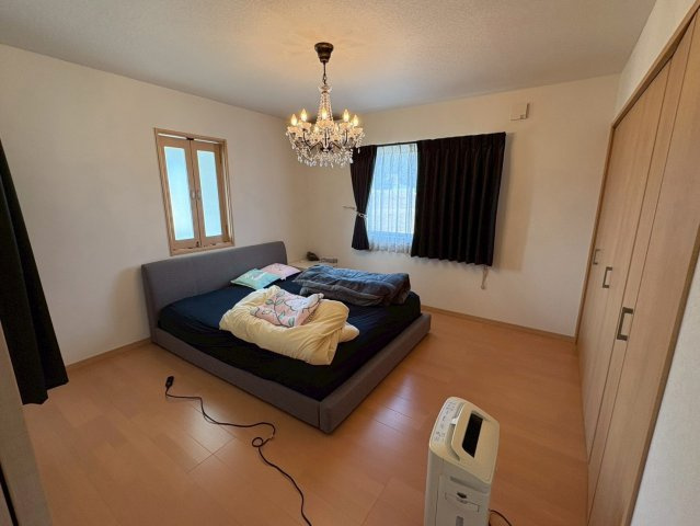 落ち着いた雰囲気の広々とした洋室です。ベッドを配置してもゆとりがあり、主寝室として快適に使える空間です。クローゼット付きで衣類や生活用品もすっきり収納可能です。朝の目覚めも気持ちいい居室です。