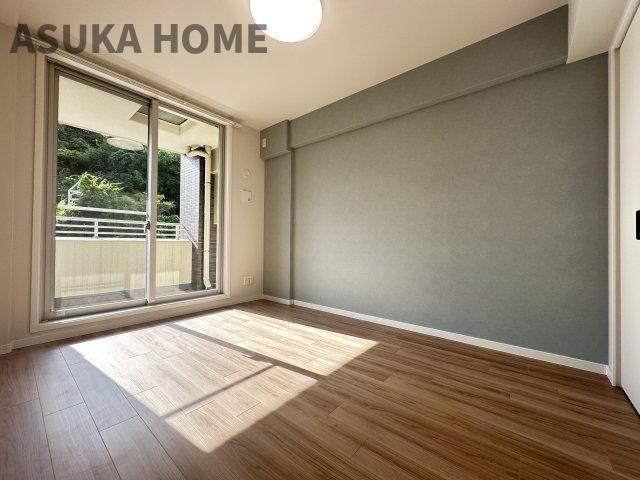 大きな窓からたっぷりの日差しが降り注ぐ明るい室内です。目覚めの良い朝を迎えられそうですね。