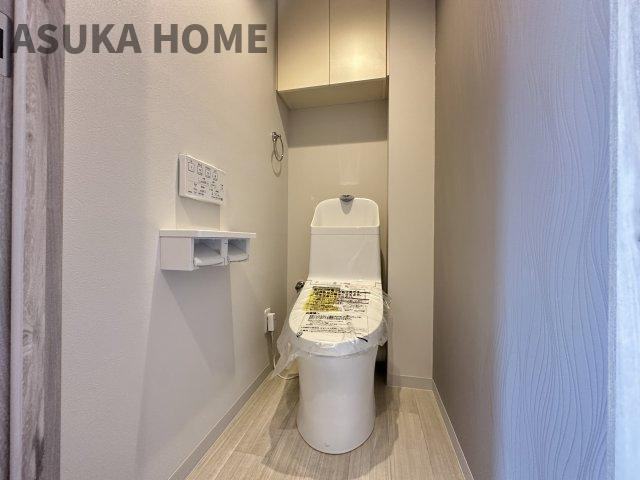 新規交換済！温水洗浄便座のトイレ設備です。トイレ上部にはあると便利な吊戸棚を設置！