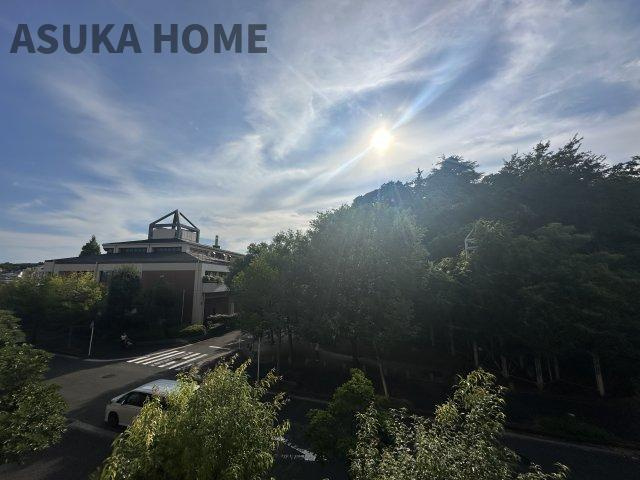 バルコニーからは緑豊かな本牧山頂公園を望むことができます。
