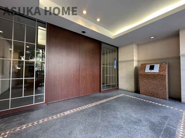 綺麗に整備されたエントランス部分です。セキュリティー面でも安心のオートロックを完備。
