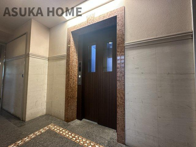 エレベーターを完備したマンションです。エントランスもバリアフリーなのでベビーカーでおでかけにも安心◎