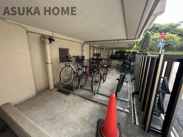 整理されたスタンド付きの使いやすい駐輪場です。