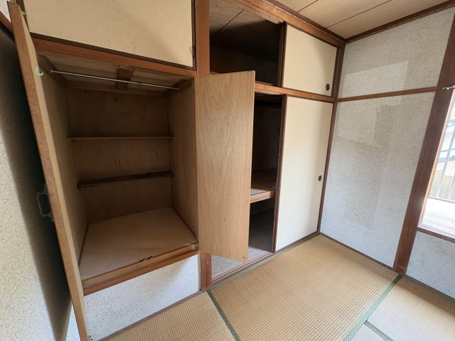 奥行きのある押入収納は、布団や季節物の衣類などをしっかり収納可能。上下に分かれた造りで整理整頓もしやすく、生活空間をすっきりと保てます。収納力の高さは日常の利便性を大きく高めてくれるポイント。