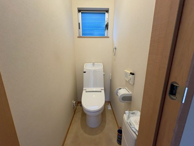 温水洗浄便座付きの清潔感あるトイレです。窓があるため自然換気ができ、明るさも確保されています。シンプルな内装でお手入れもしやすく、毎日快適に使用することができます。