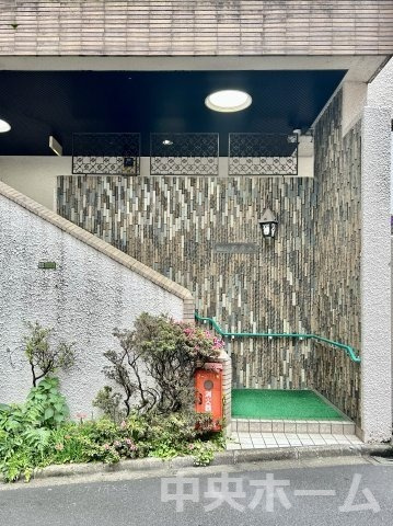 【エントランス】マンションのエントランスは、その物件の印象を決める、顔とも言える場所です。毎日通る場所ですからきれいなのが一番です。エントランス内はオートロックですので暮らしの安全も確保されています。