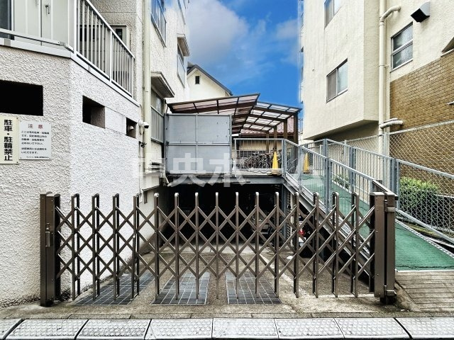 【敷地内駐車場】最新の空き状況や費用などの詳細は担当スタッフまでお問い合わせください。