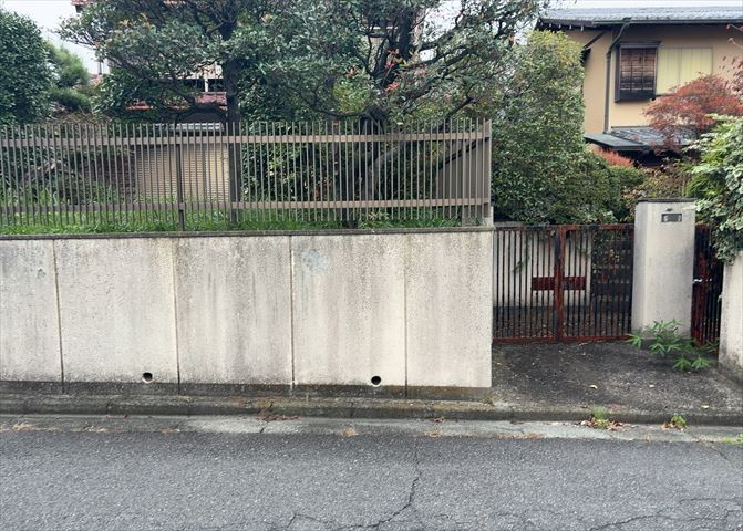 土地の形が極端に長細かったり、狭小地、あるいは道路との高低差がある傾斜地だった場合、後々売ろうとしても買い手がつかない場合もあります。後々、売却することになった時に価値の下がらない土地を選びましょう。