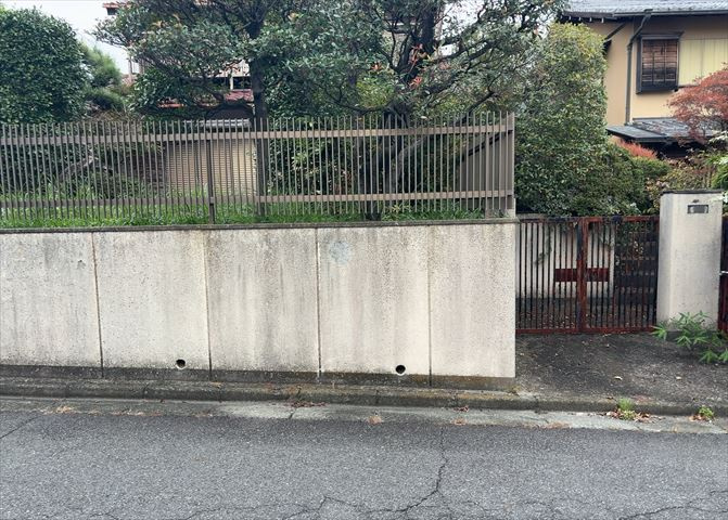 土地の面積＝住宅面積ではありません。建ぺい率の問題などで、土地のある場所によって住宅を建てられる面積は限られています。高さもしかり、「土地」という言葉の中には、建築条件も含まれると考えておきましょう。