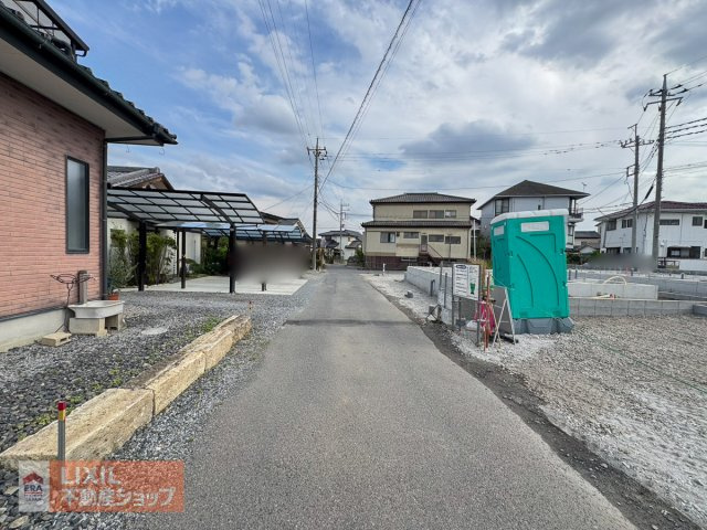交通量の少ない閑静な前面道路。
