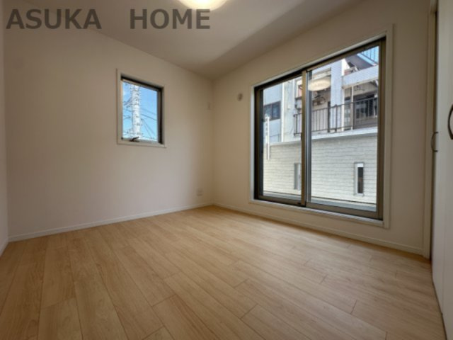 2面採光の洋室になります。