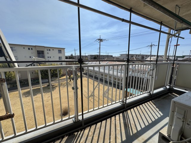 視界を遮る高い建物がなく、晴れた日には青空と豊富な自然の景色を楽しむことが可能です。