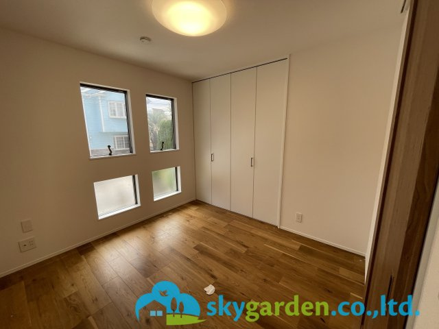 落ち着いた色調の洋室です