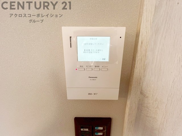訪問者が来たときにテレビ画面で確認できるため、安心してドアを開けられます。録画機能があるものもあり、留守中に来訪者を記録しておくことができます。利便性が高く、セキュリティ面でも安心です。