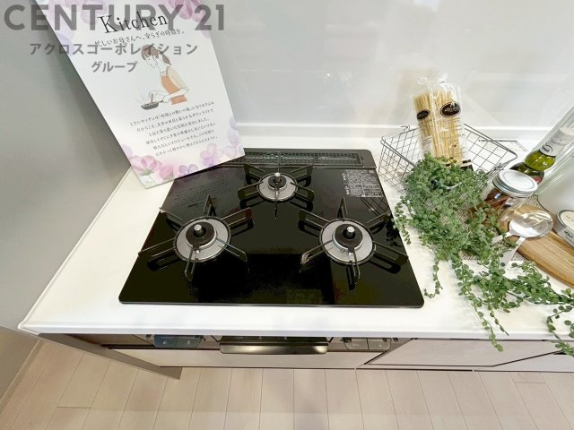 多数の調理器具を同時に使用でき、料理の効率化が可能。省エネで節約になり、様々な料理スタイルに適応できます。また、火力調整が独立しており、手入れや掃除もしやすく、今よりもっとお料理が楽しくなるかも。