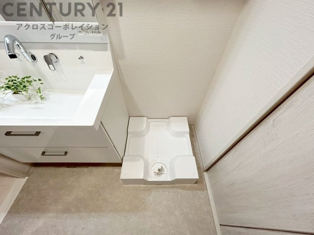 洗濯物の仕分け作業がしやすく、整理整頓が容易になります。洗濯音や湿気を他の部屋に持ち込まず、生活環境を快適に保ちます。上部を活用すれば収納スペースを確保でき洗剤や洗濯用品の整理もしやすくなります。