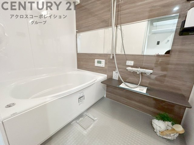 ユニットバスは省スペースでありながら、シンプルな設計と使いやすさを備え、簡便なメンテナンスが可能です。またミラー・小物置き場もあり便利です。