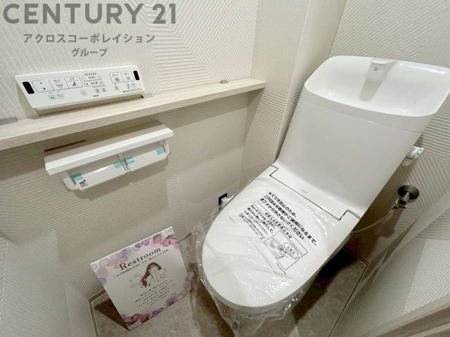 温水洗浄便座付トイレは温水洗浄機能により、暖かい水でおしりを洗浄することができ、冷たい水を使う従来の便座に比べ、温水洗浄機能で暖かいトイレを提供し、快適な使用を可能にします。