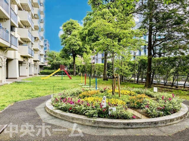 敷地内には緑が多く住環境良好です。