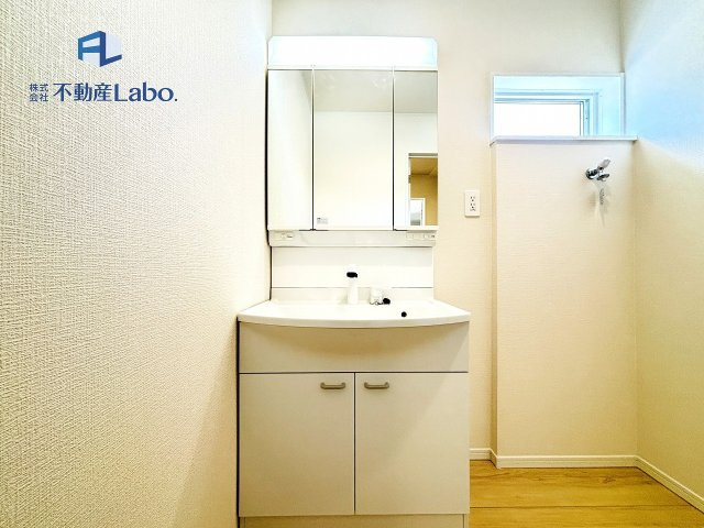 ●洗面室●　キャビネット付き洗面化粧台♪歯ブラシや化粧品などの収納に便利です♪鏡は3面鏡となっております。清潔感のある洗面所は、毎日の身支度も気持ちよくお使いいただけます♪