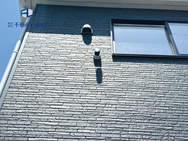 ●防犯カメラ●　玄関上部に設置してある防犯カメラはSDカードを入れていただくことにより録画も可能！