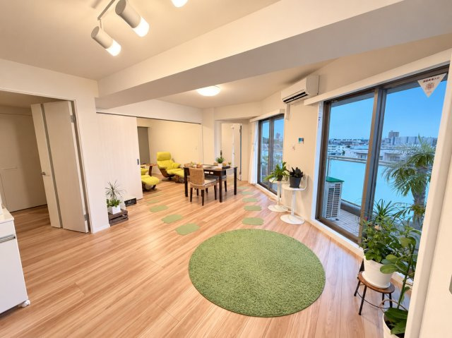 大きな窓が印象的なLDK。窓の先に広がる景色とともに、心地よい時間をお過ごしいただけます。
