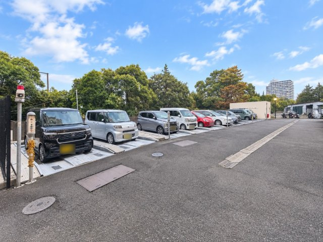 敷地内駐車場を完備。お車をお持ちの方にも嬉しい住環境です。※空き状況・利用条件は別途確認が必要です