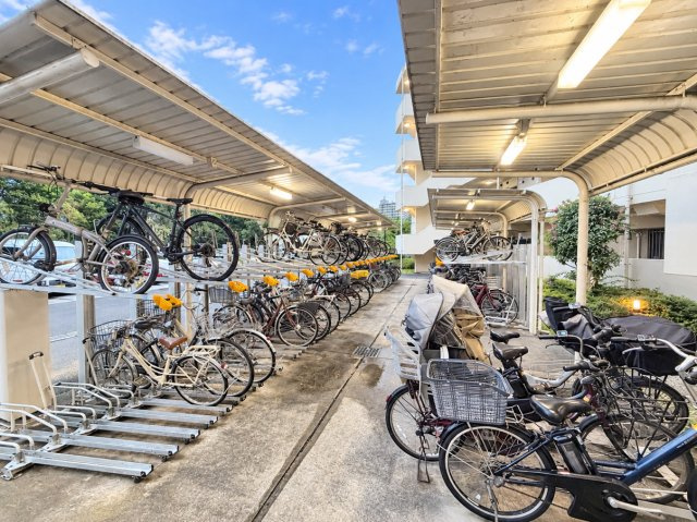 屋根付きの駐輪場を設置。雨風の影響を受けにくく、自転車を利用される方にも便利です。