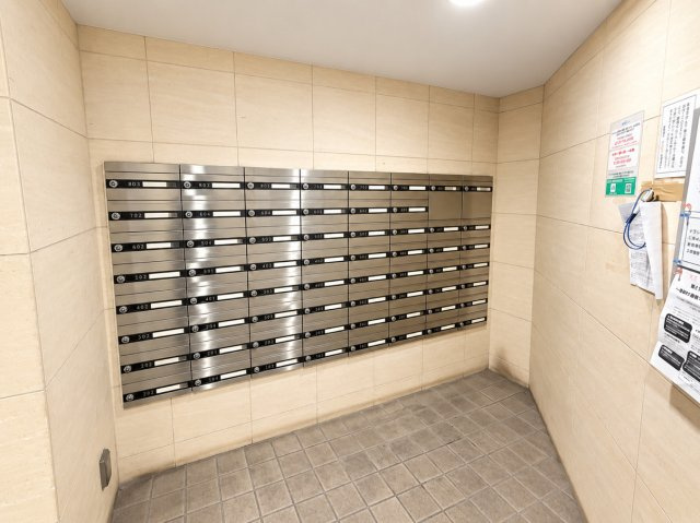 共用部には各住戸専用のメールボックスを設置。すっきりと整理された共用スペースです。