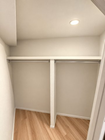 衣類をたっぷり掛けられるゆとりある収納スペース。荷物をまとめて収納でき、お部屋を広々と使えます。
